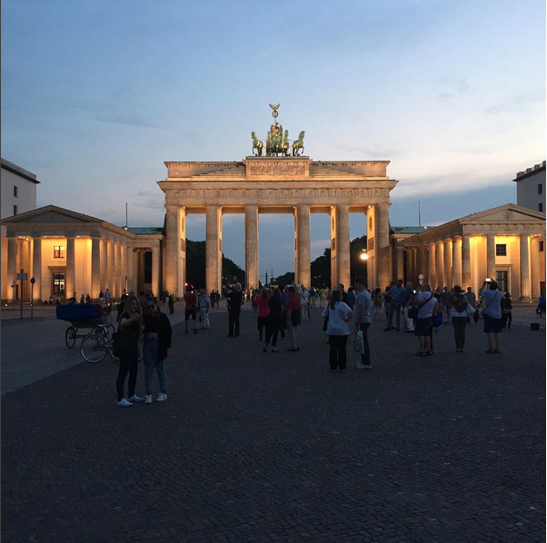 The Brandenburg Gate in Berlin lit up at night. 